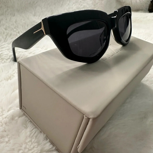 DEZI BLACK ‘ON READ’ SUNGLASSES - Picture 5 of 11